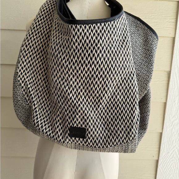 Stylish Black and White Women's Tom’s Tote Bag - Picture 4 of 5